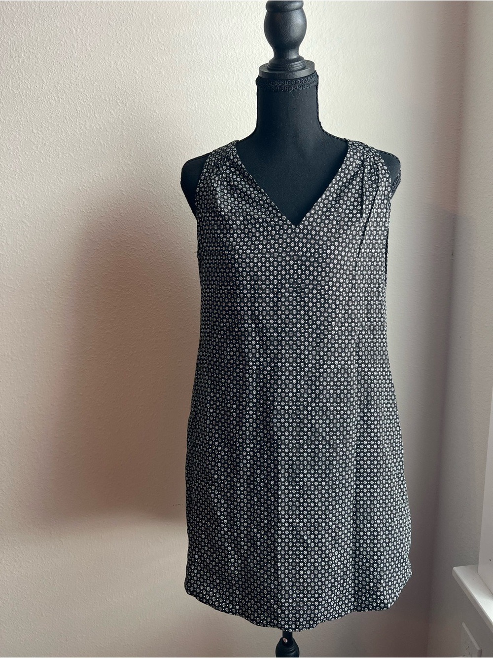Old Navy Black & White Sleeveless V-Neck Shift Dress